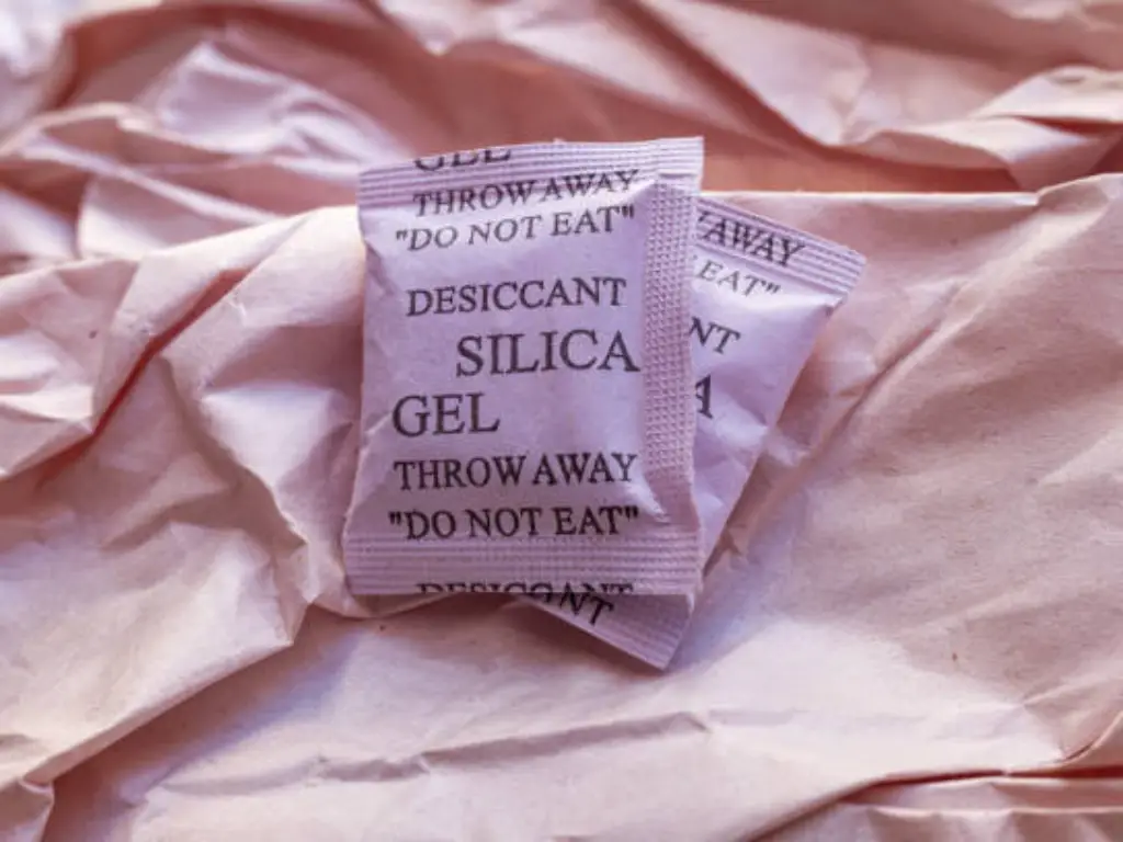 Packets of silica gel with descriptions