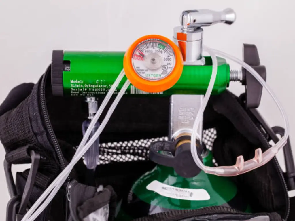 Oxygen regulator hooked on a cylinder in a carry bag